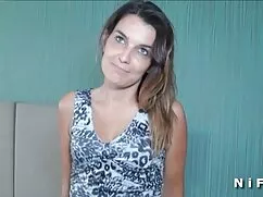 Meme uçlarını sıkarken lezzetli Terry inliyor eski türk porno